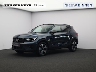 Volvo XC40 2.0 B4 Plus Dark / Trekhaak / Pan. dak / Harman Kardon / Privacy Glass / Elektr. bedienbare stoelen / Stoel+stuurwielverwarming