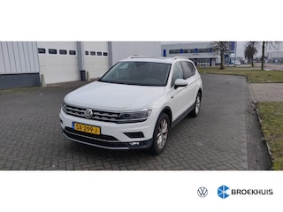 Volkswagen Tiguan 1.4 TSI Highline l Pano Dak l Trekhaak Elektr. l 18" l Elektr. Klep l Climate Control l Luxe Bekleding l Camera l