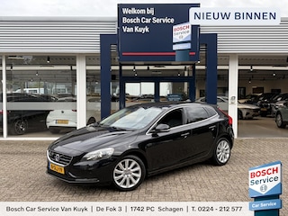 Volvo V40 1.6 T4 Summum / NL-Auto / Vol-Leder / Panodak / Adaptive Cruise-Control / Stoelverwarming / Dodehoek-Detectie / Adaptieve-Koplampen / Radio-Bluetooth / Navi / PDC met Camera / 17'' LMV / All-Seasons / ENZ.