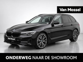 BMW 5-serie Touring 530e xDrive Business Edition Plus Sensatec | Wordt Verwacht | Automaat | Trekhaak | Apple Carplay / Android Auto | Navigatie | Stoelverwarming | Digital Cockpit | Leder | Parkeer sensoren | Electrische achterklep | Climate control | Adaptieve Cruise control | DAB | Lichtmetalen Velgen |