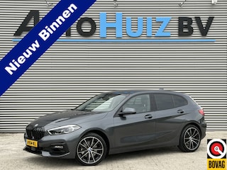 BMW 118i Sport Line Trekhaak LED PDC Carplay DAB 18 Inch Sportstoelen