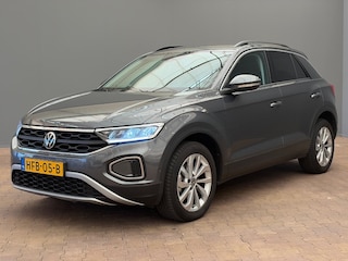 Volkswagen T-Roc 1.5 TSI Life Edition Camera | Climate | Adaptieve Cruise | Carplay | Digitaal Dashboard | Parkeersensoren | 17"| Achteruitrijcamera | Airco (automatisch) | Apple Carplay/Android Auto|telefoonintegratie premium