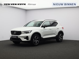 Volvo XC40 2.0 B4 Plus Dark / Trekhaak / Stoel+stuur+voorruitverwarming / Privacy glass / Harman Kardon