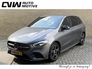 Mercedes-Benz B-klasse 250 e AMG Line | Facelift | Trekhaak wegklapbaar | Burmester | Sfeerverlichting | Camera | Navigatie | Apple CarPlay | Adaptieve cruise | Lane assist | Stoelverwarming | 18 inch AMG velgen | Full-LED | DAB | Keyless | Dodehoekdetectie | Elektrische achterklep | Volledig dealeronderhouden