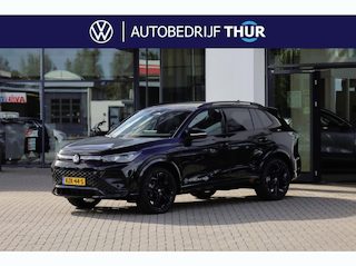 Volkswagen Tiguan 1.5 eHybrid R-Line Edition 272PK / 200kW DSG, beschikbaar vanaf 03/04/2027, Verwarmbare voorstoelen, verwarmbaar multifunctioneel lederen stuurwiel, wegklapbare trekhaak, Interieur Style Pakket (lederen 'Varenna' bekleding, elektrisch verstelbare ErgoActive voorstoelen met geheugen- en massagefunctie, verwarm- en ventileerbare voorstoelen), Harman Kardon geluidssysteem met subwoofer, panoramadak, dodehoekdetectie (Side Assist), Black Style Pakket, 20" 'York' LMV, draadloos Apple Carplay & Android Auto, achteruitrijcamera (Rear View), parkeersensoren voor en achter (PDC), LED Matrix (IQ.Lights), parkeerassistent (Park Assist Pro), 'Discover' navigatie, DAB+, 3-zone climatronic, elektrisch verstel-, verwarm- en inklapbare buitenspiegels, adaptieve onderstelregeling (DCC Pro) etc.