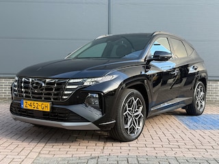 Hyundai Tucson 1.6 T-GDI PHEV N Line Sky 4WD / Panoramadak / 360° camera / Adaptive cruise control / Stoelventilatie / Stoelverwarming voor + achter / Stuurwielverwarming / Elektrisch verstelbare voorstoelen / Elektrische achterklep / Keyless entry & start / Apple CarPlay & Android Auto / Navigatie / Draadloos telefoonladen / LED verlichting / 19” N Line velgen / Dodehoekdetectie / Parkeersensoren voor + achter / Climate control / Privacy glass / N Line interieur & exterieur
