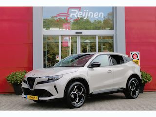 Alfa Romeo Junior 1.2 145PK AUTOMAAT Hybrid IBRIDA TI | TECHNO PACK: (LED MATRIX KOPLAMPEN, DRAADLOZE TELEFOONLADER, DODEHOEK DETECTIE, PARKEERSENSOREN VOOR ACHTER EN ZIJKANT, NAVIGATIE, ELEKTRISCH BEDIENBARE ACHTERKLEP, KEYLESS ENTRY, ADAPTIVE CRUISE CONTROL, ACHTERUITRIJ CAMERA) | PACK TI: (ELEKTRISCH BEDIENBARE BESTUUDERSSTOEL, VERKEERSBORDEN WEERGAVE, GETINTE ACHTERRUITEN, SFEER VERLICHTING, GLANZEND ZWARTE BODYKIT, 10,25" TOUCHSCREEN, LEDEREN STUURWIEL, VERSTELBARE KOFFERVLOER OP 3 NIVEAUS) | 18" LICHTMETALEN VELGEN "FORI" | DRAADLOZE APPLE CARPLAY/ANDROID AUTO | MASSAGE FUNCTIE OP DE BESTUURDERSSTOEL | STOEL VERWARMING | VOORRUIT VERWARMING |