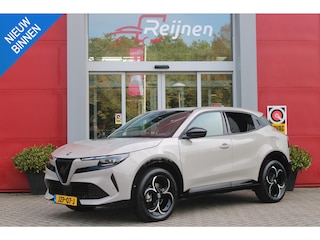 Alfa Romeo Junior 1.2 145PK AUTOMAAT Hybrid IBRIDA TI | TECHNO PACK: (LED MATRIX KOPLAMPEN, DRAADLOZE TELEFOONLADER, DODEHOEK DETECTIE, PARKEERSENSOREN VOOR ACHTER EN ZIJKANT, NAVIGATIE, ELEKTRISCH BEDIENBARE ACHTERKLEP, KEYLESS ENTRY, ADAPTIVE CRUISE CONTROL, ACHTERUITRIJ CAMERA) | PACK TI: (ELEKTRISCH BEDIENBARE BESTUUDERSSTOEL, VERKEERSBORDEN WEERGAVE, GETINTE ACHTERRUITEN, SFEER VERLICHTING, GLANZEND ZWARTE BODYKIT, 10,25" TOUCHSCREEN, LEDEREN STUURWIEL, VERSTELBARE KOFFERVLOER OP 3 NIVEAUS) | 18" LICHTMETALEN VELGEN "FORI" | DRAADLOZE APPLE CARPLAY/ANDROID AUTO | MASSAGE FUNCTIE OP DE BESTUURDERSSTOEL | STOEL VERWARMING | VOORRUIT VERWARMING |