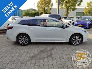 Toyota Corolla Touring Sports Hybrid 140 DYNAMIC STOEL/STUURVERW PARK-SENSOREN NAVI APPLE/ANDROID 17'' LM-VELGEN CAMERA AD-CRUISE CLIMA LED KEYLESS