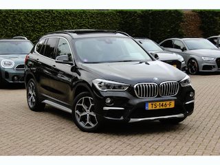 BMW X1 sDrive20i Orange Edition II / 69.961 km / Trekhaak / Panoramadak / Camera / Head-up / Leder / 18'' / Navigatie / Stoelverwarming / Cruise Control / Getint glas