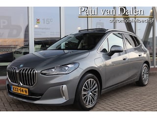 BMW 2-serie Tourer (U06) 225e 245PK XDRIVE LUXURY Panodak | SOH 96% | Navi | Memory | Harman Kardon | Head-Up | 17 Inch Lm | Comfort Acces |