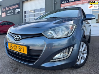 Hyundai i20 1.2i i-Vision 5 drs met parkeersensoren en airco en cruise controle en nieuwe apk