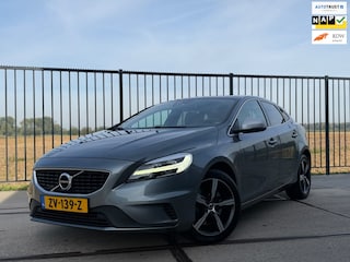 Volvo V40 1.5 T3 Polar+ Sport R-Design PANO l CAMERA l KEYLESS l H/K SOUND l TREKHAAK l STANDKACHEL l ORG.NL l DEALER OND l 1e EIG