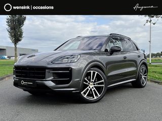 Porsche Cayenne 3.0 E-Hybrid | Luchtvering | Sport-Uitlaat | Trekhaak | Sport-Design-Zwart | GT-Sportstuur | Panormadak | Stoelverwarming/Ventilatie | Surround View | SoftClose | HUD | 18-Wegs en Memory | SportChrono | Adaptieve Cruise Control | Matrix-LED |
