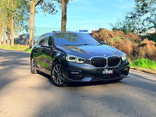 BMW 120i High Executive| Pano | Head-Up |Keyless|Trekhaak | Stuur-/Stoelverwarming
