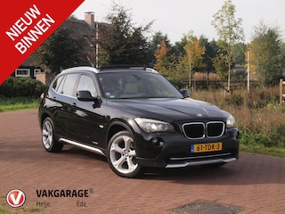 BMW X1 xDrive20i Business NIEUWE MOTOR | Panoramadak | Trekhaak | Bi-Xenon | Cruise Control | Parkeersensoren | NL-Auto |