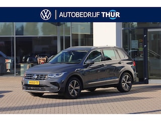 Volkswagen Tiguan 1.5 TSI Elegance 150PK / 110kW DSG, LED Matrix (IQ.Lights), chrome dakrails en sierlijsten, privacy glas (65% licht absorberend), verwarmbare voorstoelen, verwarmbaar multifunctioneel lederen stuurwiel met schakelflippers, adaptieve cruise control (ACC) met Travel Assist, 18" inch "Nizza" LMV, elektrisch verstel-, verwarm- en inklapbare buitenspiegels, navigatie, parkeersensoren voor en achter (PDC), parkeerassistent met uitparkeerhulp (Park Assist), dodehoekdetectie (Side Assist), digital cockpit, draadloos Apple Carplay & Android Auto, achteruitrijcamera (Rear View), DAB+, elektrische achterklep etc.