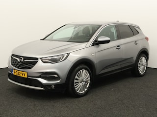 Opel Grandland X 1.2 Turbo Innovation Apple Carplay/Android Auto, Cruise control, Parkeersensor voor/achter, dodehoekdetectie, Verkeersbord detectie Een luxe en comfortabele SUV met een moderne uitstraling. Het interieur is ruim en praktisch, waardoor er voldoende plek is voor zowel passagiers als bagage. Met zijn zuinige 1.2 Turbo-motor
