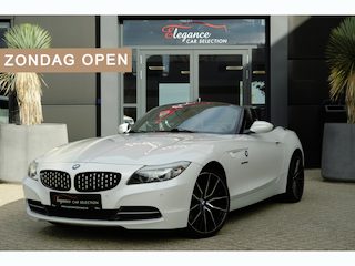 BMW Z4 Roadster | 245 PK | Nieuwe Motor | Bi-xenon | 19" velgen | lederen bekleding | Parkeersensoren | Navigatie | Stoelverwarming | BMW Z4 Roadster sDrive28i Executive met 245 PK en een 2.0-liter viercilinder benzinemotor, voorzien van luxe lederen bekleding, elektrisch verstelbare bestuurdersstoel met geheugen, verwarmde