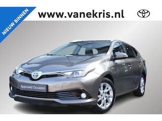 Toyota Auris 1.8 Hybrid Dynamic, Trekhaak, LM velgen, Cruise control, Privacy glass.