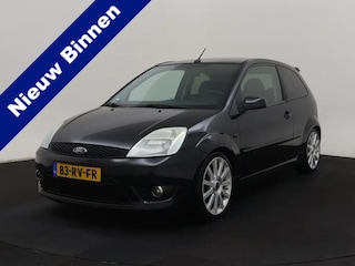 Ford Fiesta 2.0-16V ST, zwart, 3 deurs, volledig leder, carplay, airco, 17"! Zeer nette en goed onderhouden auto!
