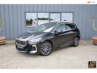 BMW 2-serie Tourer 225e xDrive M Sport * Vol * Pano * HK * HeadUp * Memory/Massage * 360Camera * Carplay * ZwTrekhaak * Top