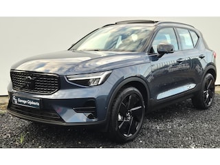 Volvo XC40 2.0 B3 Ultra Black Edition Panorama dak - 360 Camera - 20” Wielen - Lounge-pakket - Harman Kardon Audio - Climate - R980 Interieur – Power seats met memory - Two Tone – Full led koplampen –Donkere hemel.