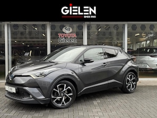 Toyota C-HR 1.8 Hybrid Bi-Tone Plus | Leer, Stoel + Stuurverwarming, Navigatie, Dodehoekherkenning, Parkeersensoren