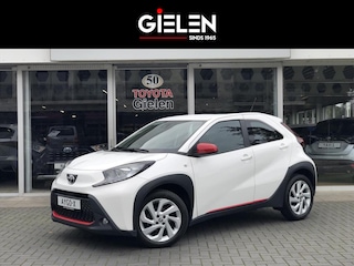 Toyota Aygo 1.0 VVT-i First | Apple CarPlay/Android Auto, Lichtmetalen velgen, Licht + Regensensor, Parkeersensoren, Stuurbediening