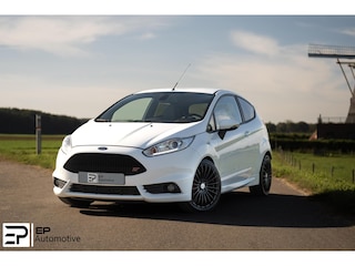 Ford Fiesta 1.6 ST2|Camera|Stoelverwarming|Recaro|Clima|17"|
