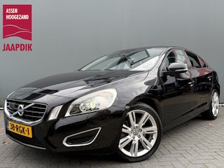 Volvo S60 BWJ 2011 2.0T 203 PK Intro Edition AUTOMAAT | ADAPTIVE CRUISE | BLIS | VOL LEDER | STOELVERW. | TREKHAAK | NAVI | BLUETOOTH | PDC | ALL SEASON BANDEN | NETTE AUTO