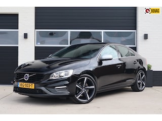 Volvo S60 2.0 T6 306pk R-Design - 19 inch - Sportstoelen - Camera - Trekhaak - Distributie vervangen - Stuur + Stoel verwarming