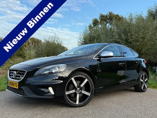 Volvo V40 1.6 T4 R-Design | Panoramadak | Camera | Leder/Alcantara | 18" Velgen | Stoelverwarming | Clima | PDC | Cruise | LED |