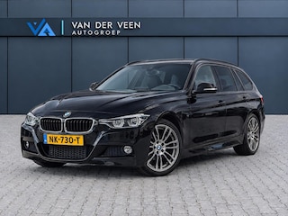 BMW 3-serie Touring 320i Centennial High Executive M-Sport | Incl. 12 maanden Garantie | Panorama dak | Stoelverwarming | Keyless entry/start | Elektrische kofferbakklep | Parkeersensoren V+A | Cruise controle | Navigatie | Climate controle | Lederen bekleding | Zwarte hemelbekleding | 19 Inch LMV |