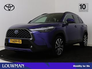 Toyota Corolla Cross 2.0 High Power Hybrid First Edition | Dealer Onderhouden | Dodehoek detectie | Half lederen bekleding | Stoelverwarming | Parkeersensoren voor+achter | Elektrische achterklep | Navigatie | Apple CarPlay/Android Auto |