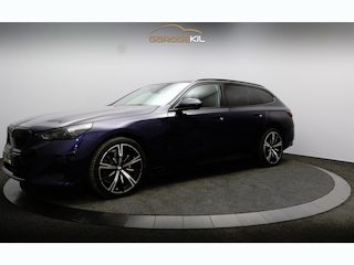 BMW 5-serie Touring 530e xDrive M-Sport Pro / Dealeronderh. / Panoramadak / Bowers & Wilkins / Trekhaak / Driving Prof. / 360 camera / Iconic Glow