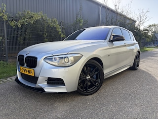 BMW M135i High Executive / AUTOMAAT / SCHUIFDAK / LEER / NAVI / HARMAN KARDON