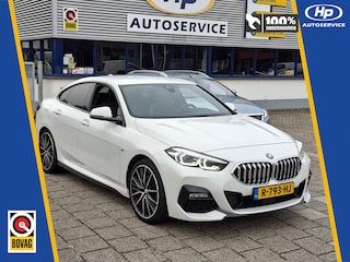 BMW 218i High Executive M-Line Navigatie Trekhaak Carplay 19'' Parkeersensoren voor/achter Sportstoelen