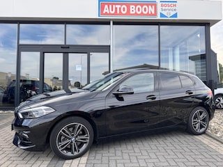 BMW 118i 140PK AUTOMAAT HI PANO/H&K/APPCARPLAY/HUD/ NAVI/DIGICOCKPIT/LED/2XKEYLESS/P-CAM/2XPDC/CLIMA/STUURWIELVERWARMING/MEDIA/S&S/SPORTZETELS/LMV - NL AUTO - KM=NAP - 2. EIG. -