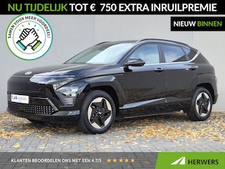 Hyundai Kona Comfort Smart 65.4 kWh / SOH 99% / Fabrieksgarantie tot 05-2030 / Stuur- & Stoelverwarming / CCS snelladen / Warmtepomp / All season banden / Rondomzicht camera / Keyless Entry/Start / Elektrische achterklep / Apple Carplay Android Auto /
