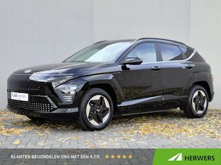 Hyundai Kona Comfort Smart 65.4 kWh / SOH 99% / Fabrieksgarantie tot 05-2030 / Stuur- & Stoelverwarming / CCS snelladen / Warmtepomp / All season banden / Rondomzicht camera / Keyless Entry/Start / Elektrische achterklep / Apple Carplay Android Auto /