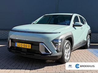 Hyundai Kona 1.6 GDI HEV Comfort Afneembare Trekhaak / 1100 kg Trekgewicht / 1e Eigenaar / Hybride / Automaat / Adaptieve cruise control / Achteruitrijcamera / Parkeersensoren / Navigatiesysteem / Apple CarPlay & Android Auto / Climate control / 16 inch lichtmetalen velgen / Lane assist / Highway Driving Assist / LED-dagrijverlichting / Regensensor / Schakelpaddles / Hyundai Bluelink / Multifunctioneel stuurwiel
