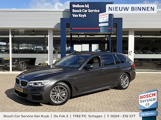 BMW 5-serie Touring 520i High Executive / M-Sport Pakket / Automaat / Dealer-Onderhouden / Head-Up Display / Vol-Lederen Sportstoelen / Elektr.-Verstelbare Stoelen met Geheugen / Elektr.-Wegklapbare Trekhaak / Cruise-Control / Stoelverwarming / Draadloze-Telefoonlader / Adaptieve LED-Koplampen / Apple-Carplay & Android-Auto / Keyless / Radio-Bluetooth / Navi / Elektr.-Achterklep / PDC V+A met Camera / 18'' LMV / ENZ.