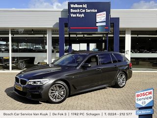 BMW 5-serie Touring 520i High Executive / M-Sport Pakket / Automaat / Dealer-Onderhouden / Head-Up Display / Vol-Lederen Sportstoelen / Elektr.-Verstelbare Stoelen met Geheugen / Elektr.-Wegklapbare Trekhaak / Cruise-Control / Stoelverwarming / Draadloze-Telefoonlader / Adaptieve LED-Koplampen / Apple-Carplay & Android-Auto / Keyless / Radio-Bluetooth / Navi / Elektr.-Achterklep / PDC V+A met Camera / 18'' LMV / ENZ.
