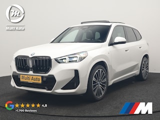 BMW iX1 xDrive30 M Sport 313pk Dealer O.H. | Trekhaak Af Fabriek | Panodak | 360 Camera | Head Up | Lederen Sportstoelen Memory & Verwarmd | Stuur Verwarmd | Keyless | BLIS | Sfeerverlichting | Apple Carplay | Navigatie | DAB | 20"L.M