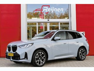 BMW X3 30e xDRIVE M-SPORT 299PK | M-SPORTPAKKET 337 MET O.A. M AERODYNAMICA PAKKET - SHADOWLINE RAAMOMLIJSTING - M-SPORT ONDERSTEL - M-INTERIEUR PAKKET - VEGANZA LEDEREN BEKLEDING - M-SPORT INTERIEURLIJSTEN - M-SPORTSTUUR - M ZWARTE HEMELBEKLEDING | PREMIUM PACK MET O.A. LENDESTEUN ELEKTRISCH VERSTELBAAR OP DE VOORSTOELEN - HARMAN KARDON PREMIUM ADIO - TRAVEL EN COMFORT SYSTEM - ADAPTIEVE FULL LED KOPLAMPEN | PROFESSIONAL PACK MET O.A. PARKING ASSISTANT PLUS - DRIVING ASSISTANT PLUS - INTERIEUR CAMERA - BMW LIVE COCKPIT PROFESSIONAL | ELEKTRISCHE VERSTELBARE SPORTSTOELEM MET GEHEUGEN EN STOELVERWARMING | COMFORT ACCES MET BMW DIGITAL KEY | ELEKTRISCH BEDIENBARE ACHTERKLEP | AMBIANCE VERLICHTING | LICHTPAKKET | VERWARMDE VOORRUITSPROEIERS | ALARMSYSTEEM KLASSE 3 | EXTRA GETINT GLAS ACHTER | HEAD UP DISPLAY | 360° CAMERA |