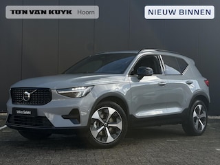Volvo XC40 2.0 B4 Plus Dark / Trekhaak / All-Season / Stuur- Stoelverwarming / Harman Kardon / Parkeersensoren 360 / Elek. Stoelen / Geheugen stoel / Blis / 19'' /