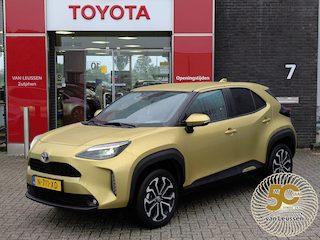 Toyota Yaris Cross 1.5 Hybrid First Edition NIEUW GELEVERD TREKHAAK 100% DEALER OH. METALLIC LAK