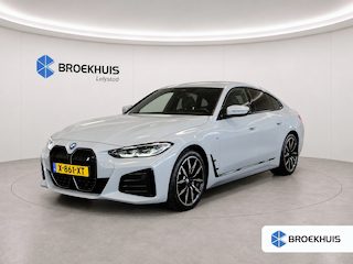 BMW i4 eDRIVE40 84KWH 340PK HIGH EXECUTIVE M-SPORT SOH 92,34% / NAVI / FULL-LED / CAMERA / 19" LMV / ELEKTR. TREKHAAK / KEYLESS / HUD / HARMAN KARDON / SCHUIF-KANTELDAK / ORG. NL . / 1E EIGENAAR !!