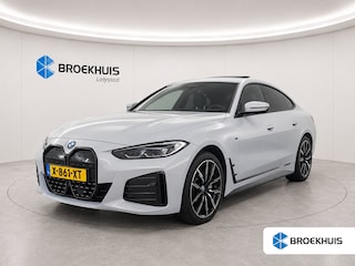 BMW i4 eDRIVE40 84KWH 340PK HIGH EXECUTIVE M-SPORT SOH 92,34% / NAVI / FULL-LED / CAMERA / 19" LMV / ELEKTR. TREKHAAK / KEYLESS / HUD / HARMAN KARDON / SCHUIF-KANTELDAK / ORG. NL . / 1E EIGENAAR !!